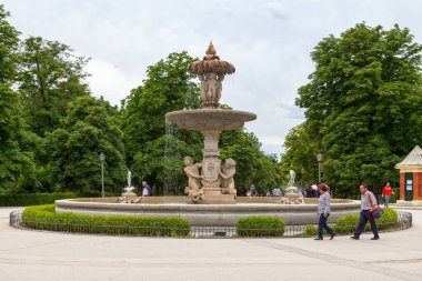 Madrid, İspanya - Haziran 07 2018: Fuente de la Alcachofa (Türkçe: Enginar Çeşmesi), Buen Retiro Parkı 'nda 18. yüzyılın sonlarında inşa edilmiş ve eski Puerta de Vallecas' ın karşısına kurulmuş anıtsal bir çeşmedir..