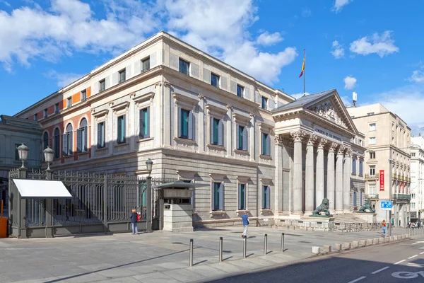 西班牙马德里 2018年6月6日 西班牙议会大厦 Palacio Las Cortes 是西班牙国会的一座建筑 它座落在普拉多附近的卡尔祖利拉和圣杰罗尼莫卡雷拉河上 — 图库照片