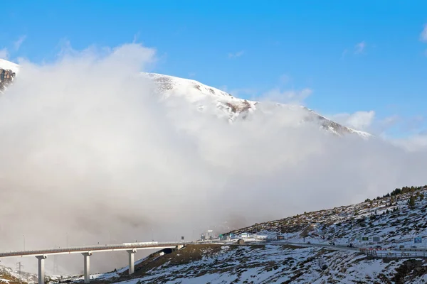 Montañas Nevadas Cubiertas Nubes Los Pirineos Con Andorra Fondo Francia — Foto de Stock