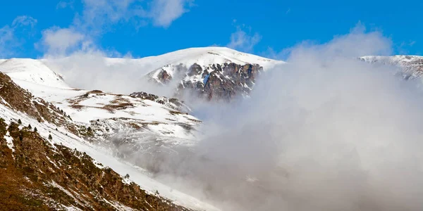 Panoramautsikt Över Snötäckta Bergen Pas Casa Andorra Täckt Moln — Stockfoto