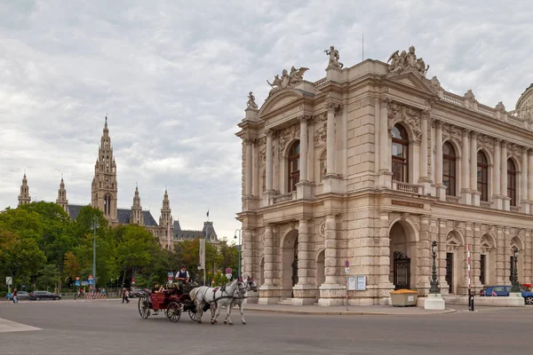 奥地利维也纳 2018年6月17日 列车经过伯吉斯剧院 后座为市政厅 — 图库照片