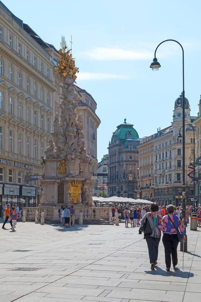 奥地利维也纳 2018年6月17日 瘟疫柱 Pestsule 或三位一体柱 Dreifaltigkeitssule 是一座圣三一柱 位于圣三一柱 位于市中心的一条街道 格拉本 — 图库照片
