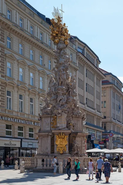 奥地利维也纳 2018年6月17日 瘟疫柱 Pestsule 或三位一体柱 Dreifaltigkeitssule 是一座圣三一柱 位于圣三一柱 位于市中心的一条街道 格拉本 — 图库照片