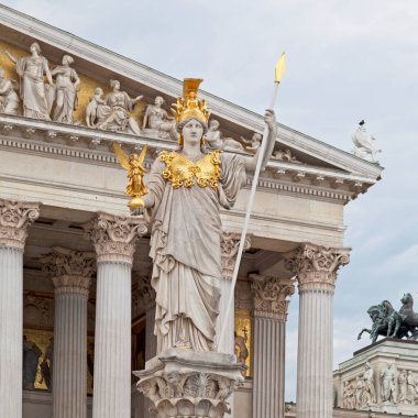 Viyana, Avusturya - 17 Haziran 2018: Parlamento önündeki Athena Çeşmesi (Pallas-Athene-Brunnen), Baron von Hansen 'in planlarına dayanan Carl Kundmann, Josef Tautenhayn ve Hugo Haerdtl tarafından 1893-1902 yılları arasında kuruldu..