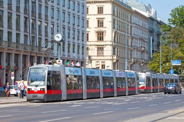 Viyana, Avusturya - 17 Haziran 2018: İnsanlar şehir merkezindeki tramvaylara atlayıp iniyorlar