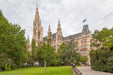 Viyana, Avusturya - 17 Haziran 2018: Viyana Belediyesi (Almanca: Wiener Rathaus), Innere Stadt ilçesinde Rathausplatz 'da bulunan yerel yönetim merkezi..