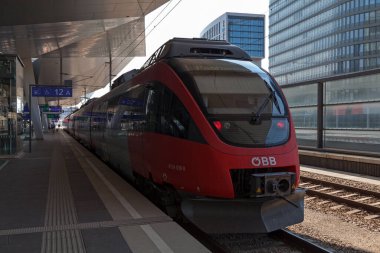 Viyana, Avusturya - 17 Haziran 2018: Wien Hbf tren istasyonunda OBB tarafından işletilen bombacı Yetenek Treni.