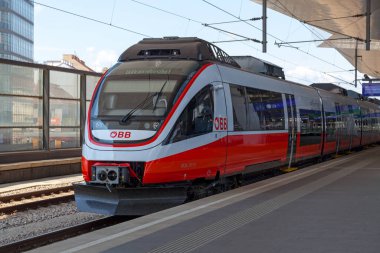 Viyana, Avusturya - 17 Haziran 2018: Wien Hbf tren istasyonunda OBB tarafından işletilen Cityjet treni.