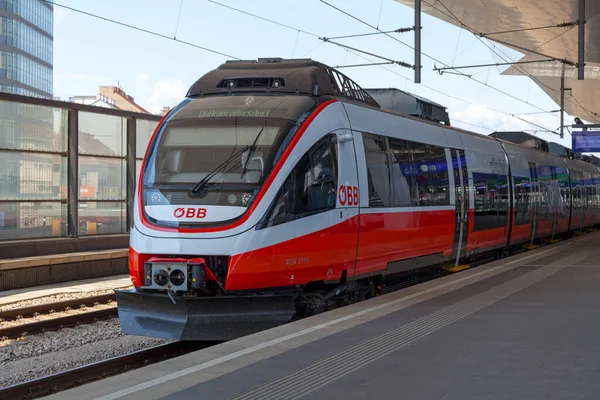 Viyana, Avusturya - 17 Haziran 2018: Wien Hbf tren istasyonunda OBB tarafından işletilen Cityjet treni.