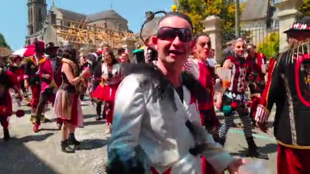 Скаер Франція Травня 2023 Centenary Cavalcade Scaer Перейменований Carnaval Louest — стокове відео