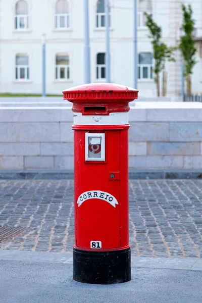 Лиссабон Португалия Июня 2018 Года Традиционный Красный Португальский Почтовый Ящик — стоковое фото