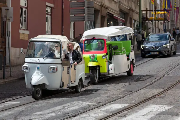 Lisboa Portugal Junho 2018 Motorista Tuktuk Com Seus Turistas Passear — Fotografia de Stock
