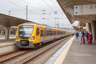 Porto, Portekiz - Haziran 04 2018: Porto tren istasyonundaki banliyö trenleri.