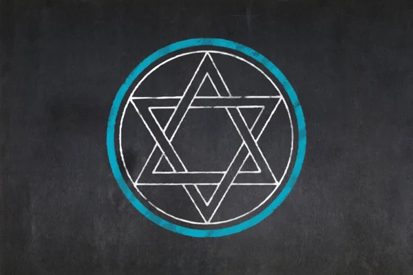 真ん中に描かれたユダヤ教から円の中にダビデの星のシンボルを持つBlackboard — ストック写真
