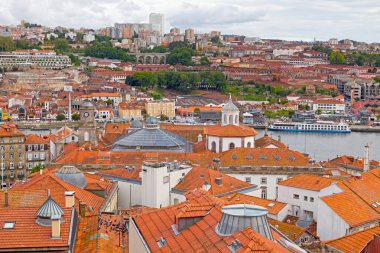 Porto, Portekiz - Haziran 03 2018: Eski kentteki tarihi bir bina olan Borsa Sarayı 'nın havadan görünüşü. Saray 19. yüzyılda şehrin Ticaret Birliği tarafından inşa edildi..