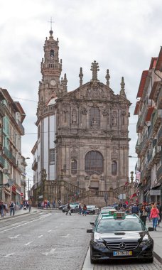Porto, Portekiz - Haziran 03 2018: Kilise ve Klerigos Kulesi Portekiz 'in Porto şehrinde bulunan dikkat çekici bir mimari grup..