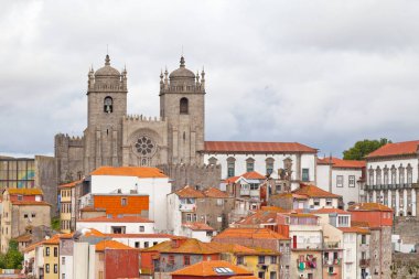 Porto Katedrali Portekiz 'in Porto şehrinin tarihi merkezinde yer alan bir Roma Katolik kilisesidir. Şehrin en eski anıtlarından ve en önemli yerel Romanesk anıtlarından biridir..