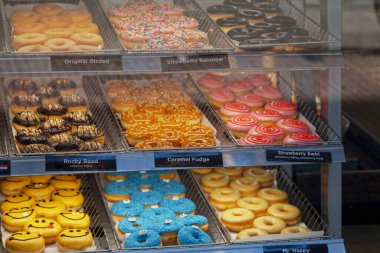 Amsterdam 'daki bir pastanede vitrindeki bir tepside çeşitli donutlar..