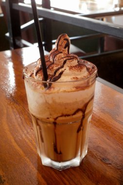 Masadaki Frappuccino 'ya yakın plan..