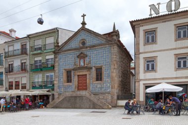Vila Nova de Gaia, Portekiz - Haziran 03: 2018: Porto ve Douro Nehri 'ne bakan katolik bir kilise..