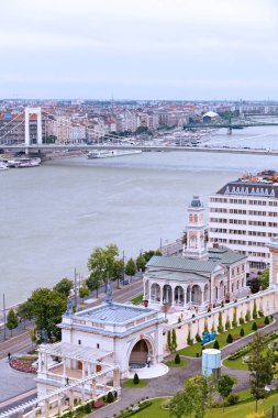 Budapeşte, Macaristan - 22 Haziran 2018: Budai Kreativ Haz Kale Bahçesi Çarşısı 'nın girişinin yanında arkasında, Tuna Nehri, Elisabeth Köprüsü ve Özgürlük Köprüsü' nü geçti..