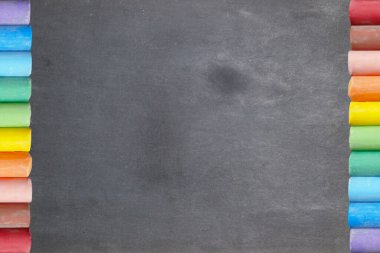 İki sıra renkli tebeşir boş bir tahtada karşı karşıya..