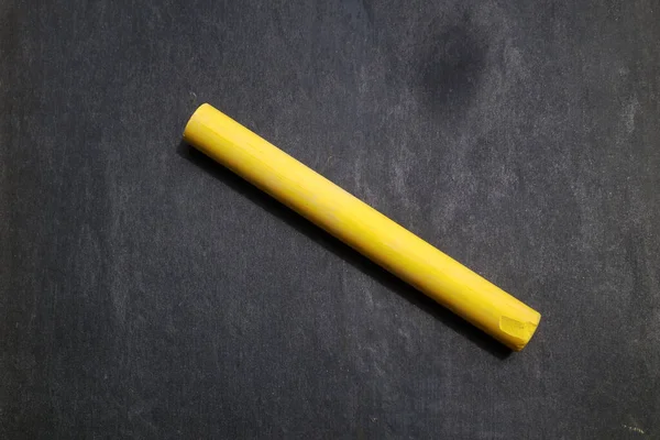 Крупним Планом Жовтій Крейдяній Паличці Дошці — стокове фото