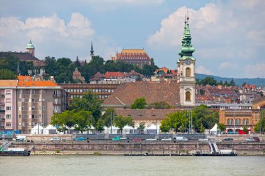 Budapeşte, Macaristan - 21 Haziran 2018: Felsovizivaros 'un Aziz Anne kilisesi Budapeşte' de Tuna nehri kıyısında bir Katolik kilisesidir. Budapeşte 'nin en güzel Barok binalarından biri olarak kabul edilir..