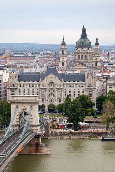 stock image View of the Szechenyi Chain Bridge, the Gresham Palace and the St. Stephen's Basilica in Budapest.