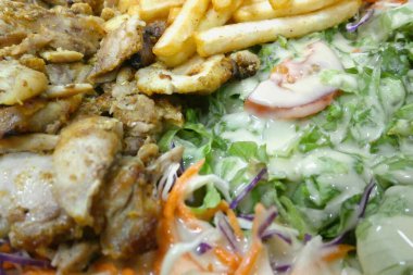 Tavuk kebabı tabağına yaklaş..