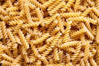 Pişmemiş fusilli yığınına tam kare yakın çekim.