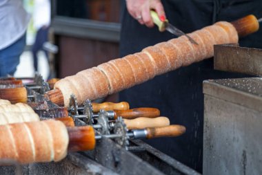 Trdelnik tükürük kek türüdür. Bu bir sopa sarılı sonra ızgara ve şeker ve ceviz karışımı ile tepesinde rulo hamur yapılır.