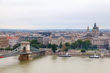 Budapeşte, Macaristan - 22 Haziran 2018: Szechenyi Zinciri Köprüsü, Gresham Sarayı ve Budapeşte 'deki Aziz Stephen Bazilikası.