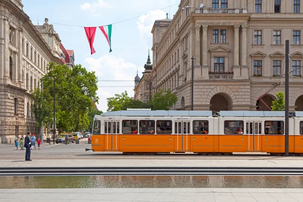 Budapest Hungría Junio 2018 Paseo Tranvía Junto Plaza Kossuth Lajos — Foto de Stock
