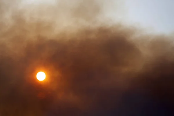 태양은 2022 Monts Darree 황폐시켰던 화재중 구름에 가려졌다 — 스톡 사진