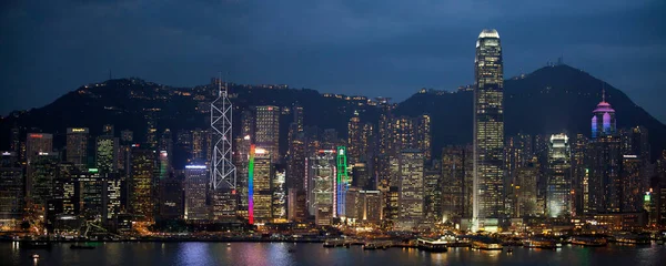 香港机管局 2014年3月24日 由九龙维多利亚港另一边尖沙咀长廊观看港岛夜景 — 图库照片