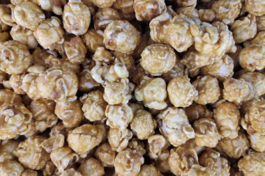 Bir yığın karamelli patlamış mısırın yakın çekimi