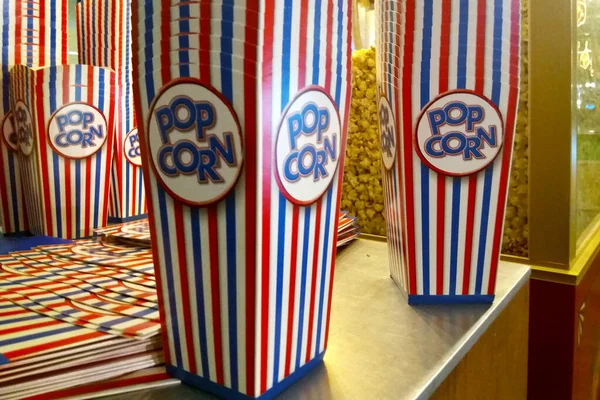 Zbliżenie Stos Pustych Pudełek Popcornu Przed Maszyną Popcornu — Zdjęcie stockowe