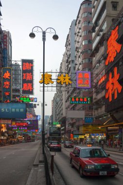 Hong Kong, Çin - 19 Ağustos 2007: Nathan Road Kowloon yarımadasının en işlek caddelerinden biridir. Sokakta hava kararmadan bir saat önce açık olan bir sürü neon ışığı var..