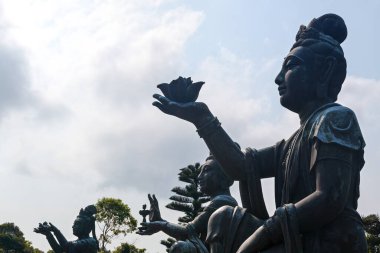 Hong Kong 'daki Lantau Adası' ndaki Po Lin Manastırında Tian Tan Buddha 'yı çevreleyen Budist heykeller..