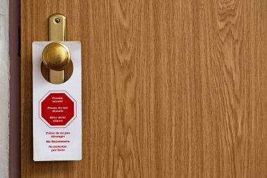 Otel odasının sapına asılmış 6 dilde 