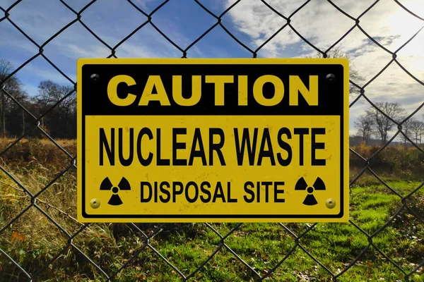 Fekete Sárga Figyelmeztető Tábla Kerítésen Következő Felirattal Vigyázat Nukleáris Hulladék — Stock Fotó