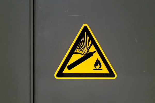 Желтый Предупреждающий Знак Металлической Двери Герметичном Цилиндре — стоковое фото