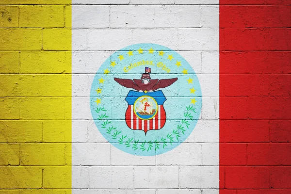 哥伦布的国旗挂在煤渣砌成的墙上 — 图库照片