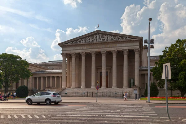 匈牙利布达佩斯 2018年6月21日 美术博物馆 Museum Fine Arts 是一座位于英雄广场的博物馆 面向艺术宫 — 图库照片
