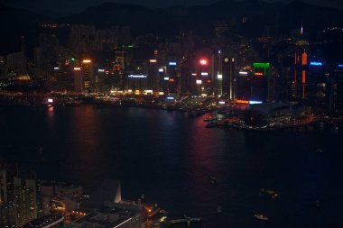 Hong Kong, Çin - 25 Mart 2014: Victoria Limanı Geceleri yukarıdan.