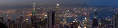 Hong Kong, Çin - 26 Mart 2014: Kowloon ve Victoria Limanı alacakaranlıkta Victoria Tepesinden izlendi.