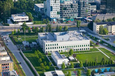 Saraybosna, Bosna-Hersek - 25 Mayıs 2019: Avaz Twist Tower 'ın çatısından Amerikan Büyükelçiliği' nin hava görüntüsü.