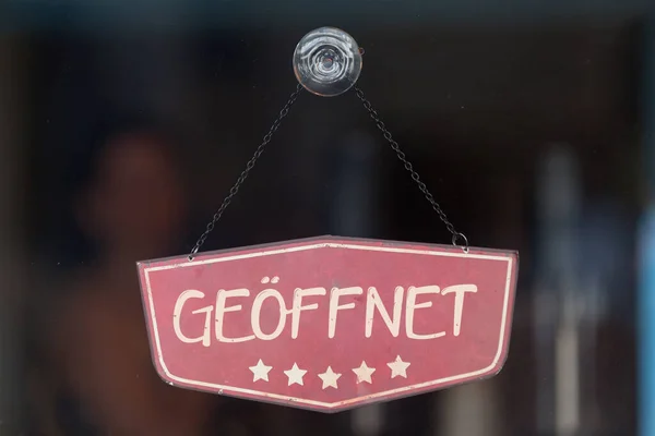 商店橱窗里的老式标志 用德语写着 Geoffnet 意思是 — 图库照片