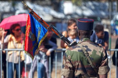 Saint Denis, La Reunion - 14 Temmuz 2016: Bastille Günü 'nde alayının bayrağıyla geçit töreni yapan RSMA-R (Alay du Hizmet Militanı) Başçavuş.